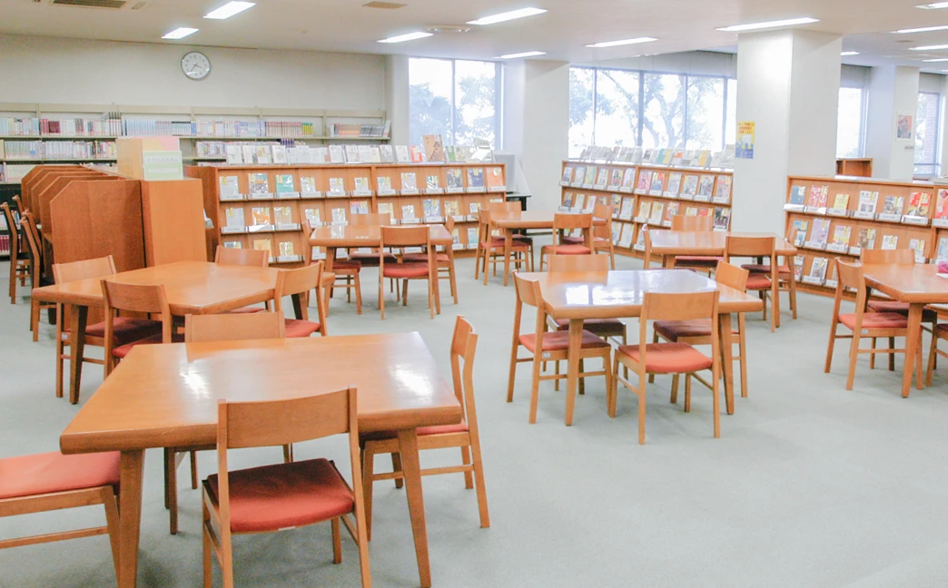 緑翠館・大学図書館の内観